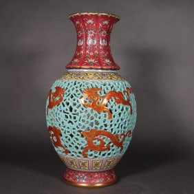 A pastel hollow gold-painted dragon pattern bottle made in the Qianlong period of the Qing Dynasty
