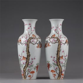 A pair of pastel magpie poetry vases made in the Qianlong period of the Qing Dynasty