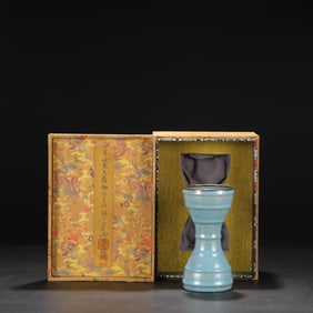 A piece of the Song Dynasty Ru kiln sky blue glazed ice flake pattern silver mouth court imperial