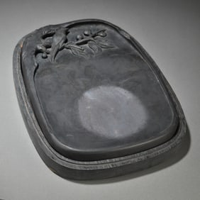 A beautiful old stone is happy to be on the eyebrow tip inkstone