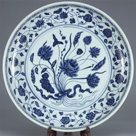A blue and white entwined lotus pattern plate made in the Xuande year