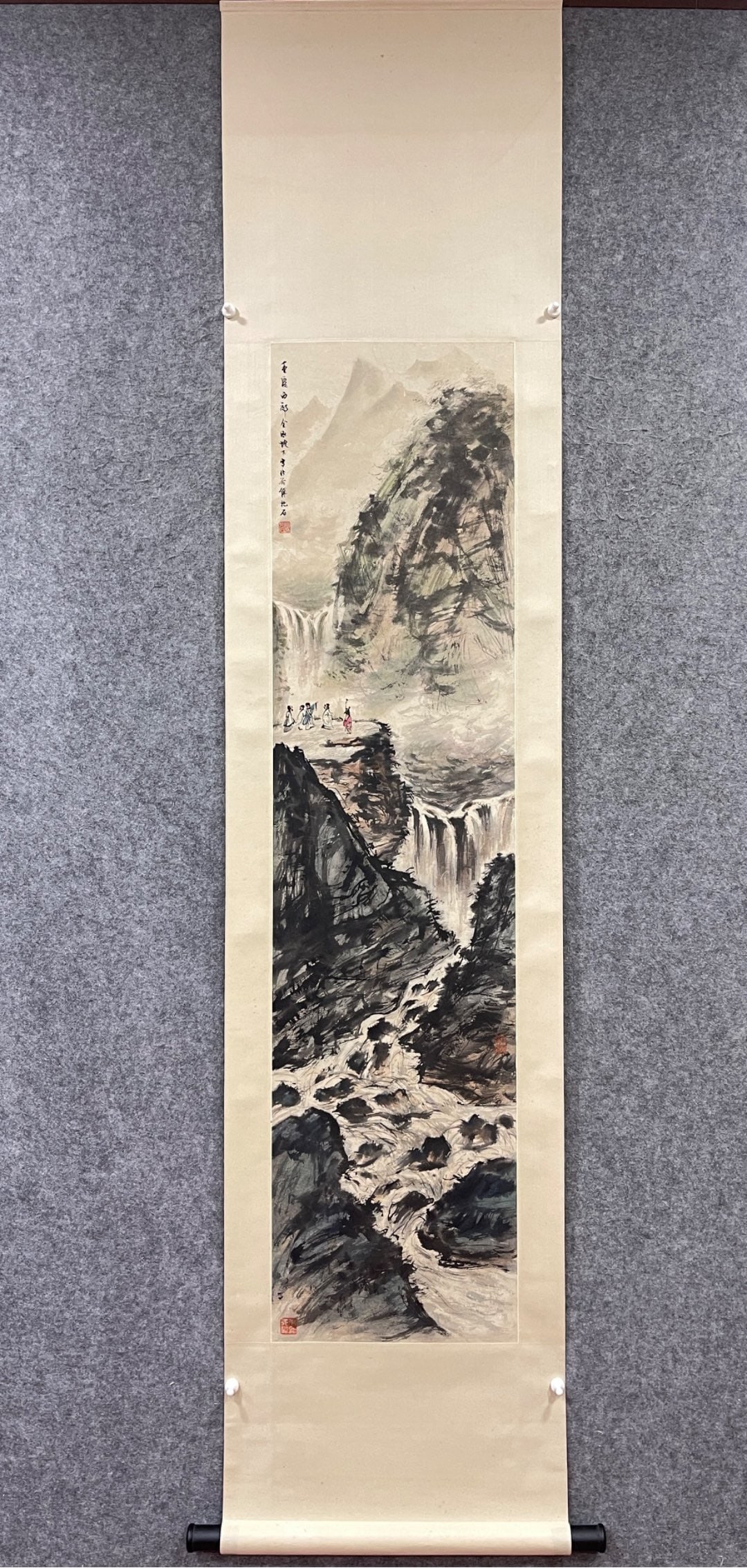 A vertical axis of Fu Baoshi's landscape figure drawings: Fu Baoshi's landscape figure drawings on paper vertical axis Size:Painting core 140x34cm (The Dimensions Of All Batches Are Manually Measured.If You Need More Detailed Information, Please Contact Our