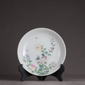 A pastel flower wall plate made in the Yongzheng year of the Qing Dynasty