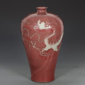 A large plum bottle with a red and white dragon pattern in the Yuan Dynasty