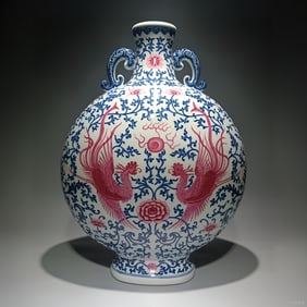 A blue and white ruby red double phoenix of the Qing Dynasty Qianlong style wears a double ear moon
