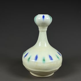A white glazed clean bottle of the Sui Dynasty