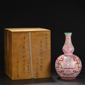 A large gourd bottle with a pastel rouge powder ground entwined floral pattern made in the Qianlong