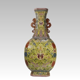 A square bottle of enamel yellow passionflower made in the Qianlong period of the Qing Dynasty