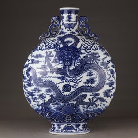 A blue and white dragon pattern moon-hugging vase of Qianlong in the Qing Dynasty