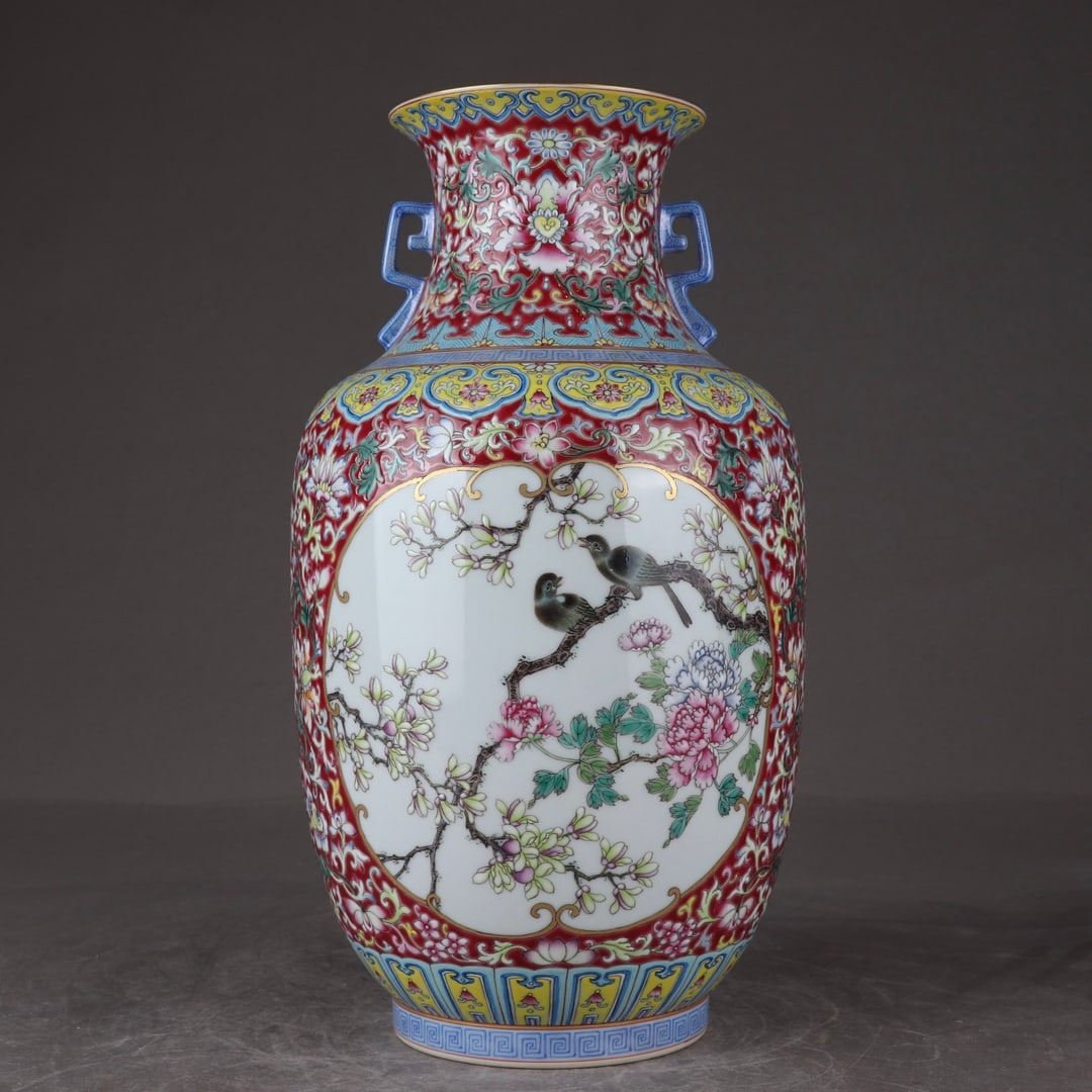 A foreign color carmine red flower entwined flower and bird amphora made in the Qianlong period of: Qing Dynasty Qianlong year foreign color carmine red flower entwined flower and bird amphora Size:H:31cm Belly D:18cm (The Dimensions Of All Batches Are Manually Measured.If You Need More Detailed Inf