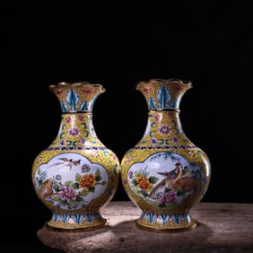A pair of Qing Dynasty copper tire hand-painted enamel colored cloisonné vases