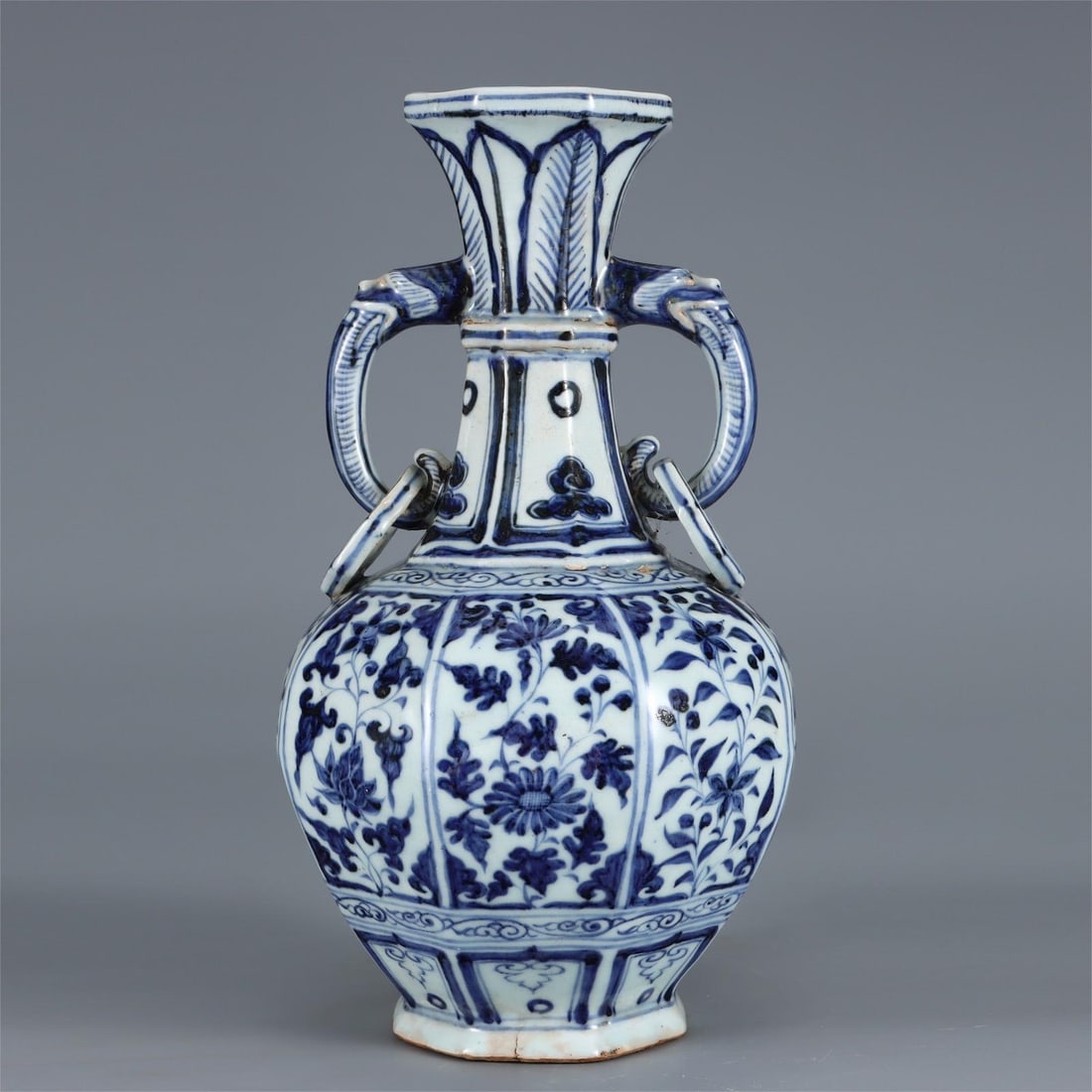 A blue and white Sumani blue octahora from the Yuan Dynasty: The original blue and white Sumani blue octachrean amphora Size:H:27.5cm W:14.5cm (The Dimensions Of All Batches Are Manually Measured.If You Need More Detailed Information, Please Contact Our Custome