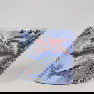 A blue and white glazed red pen holder made in the Kangxi period of the Qing Dynasty: The blue and white glaze red pen holder made in the Kangxi Dynasty of the Qing Dynasty Size:H:18cm Mouth D:18.8cm (The Dimensions Of All Batches Are Manually Measured.If You Need More Detailed Informa