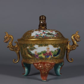 A piece of enamel colored gold-painted carved windows made in the Qianlong period of the Qing