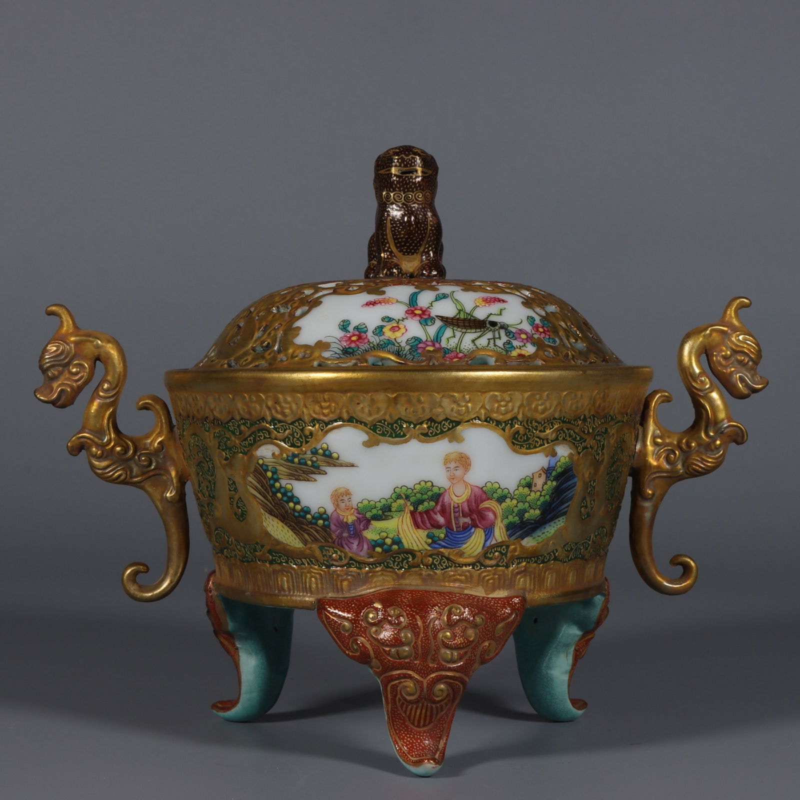 A piece of enamel colored gold-painted carved windows made in the Qianlong period of the Qing: Qing Dynasty Qianlong year enamel colored gold-carved window Western character story amphora three-legged incense burner Size:H:15.5cm Mouth D:12.3cm Bottom:9.8cm (The Dimensions Of All Batches Are Ma