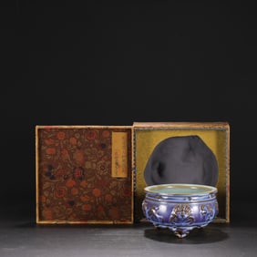 A blue and white porcelain palace cup tray from the Sui Dynasty
