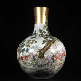 A Qianlong period of the Qing Dynasty made of gold pastel Tongjing hunting picture Tianqiu vase