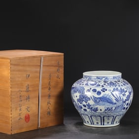 A blue and white porcelain palace cup tray from the Sui Dynasty
