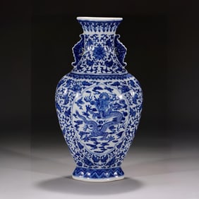 A blue and white entwined lotus made in the Qianlong period of the Qing Dynasty is upright dragon