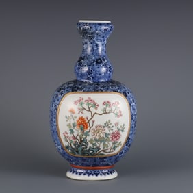 A blue and white kaleidoscope pattern window floral pattern gourd made in the Qianlong period of the