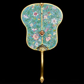A porcelain fan with enamel gilt floral pattern made in the Qianlong period of the Qing Dynasty