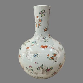 A pastel peace pigeon ball bottle made in the Qianlong period of the Qing Dynasty