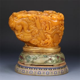 A piece of Qing Dynasty Qianlong Yiyou New Year's Day imperial Shoushan field yellow stone dragon