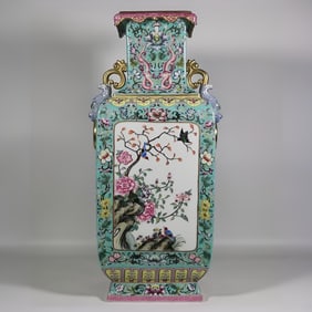 A square bottle of enamel green passionflower with windows on all sides of the Qing Dynasty