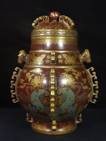 A piece of enamel made in the Qianlong period of the Qing Dynasty with a gold-painted lid