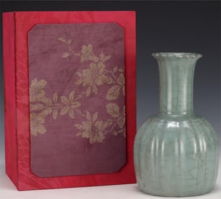 A multi-edged bottle of the official kiln of the Song Dynasty
