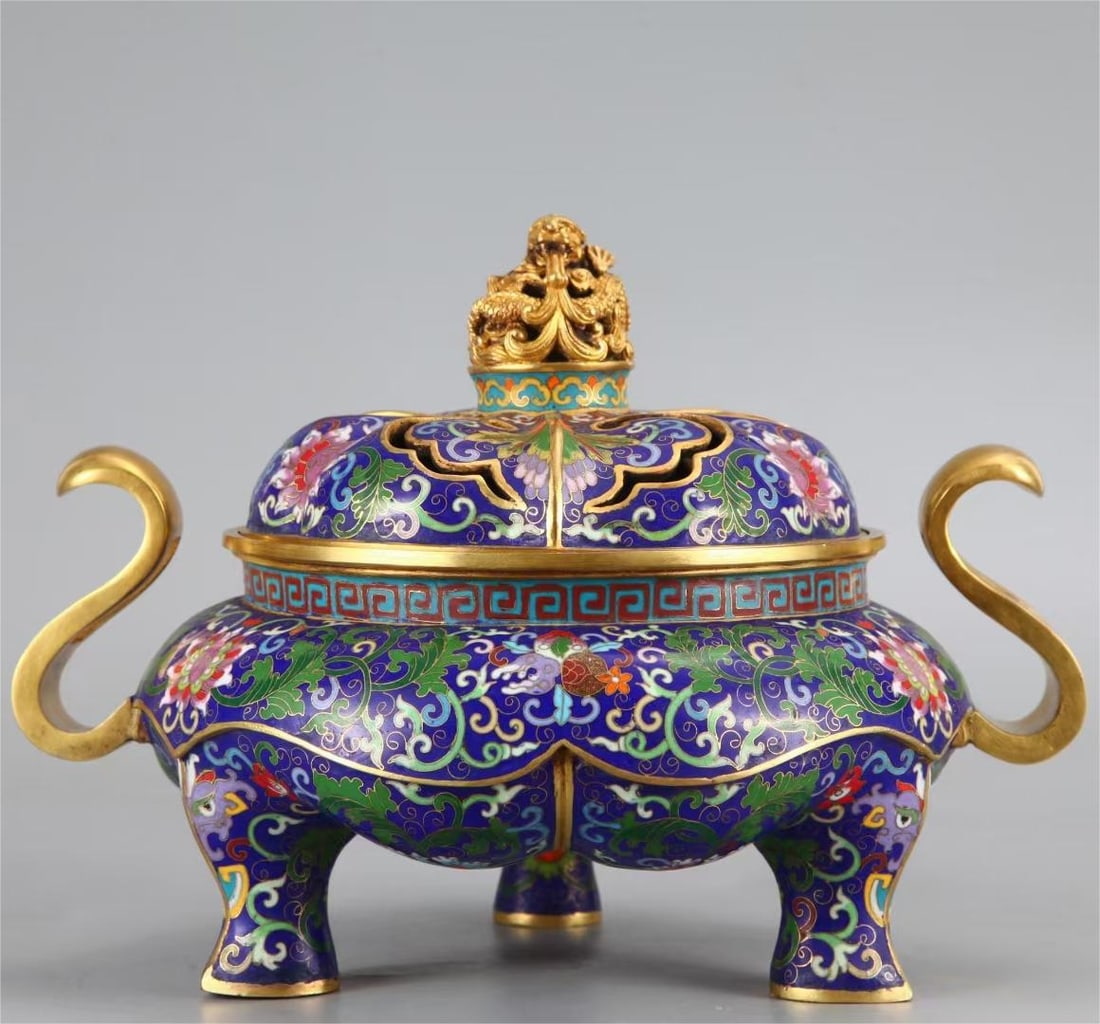 A fine copper cloisonné enamel amphorae with lid for the Qing Palace three-legged furnace: Exquisite copper cloisonné enamel amphora with lid Qianqing Palace three-legged stove Size:H:21cm D:30cm W:5.95kg (The Dimensions Of All Batches Are Manually Measured.If You Need More Detailed Inform