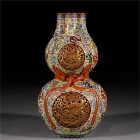 A three-jar baggourd bottle made in the Qianlong period of the Qing Dynasty