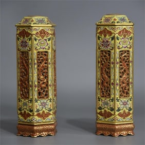 A carved grass dragon in the Qing Dynasty, painted in red with gold and yellow enamel aromatherapy