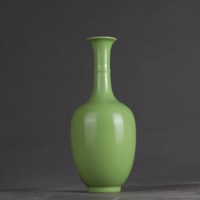 An apple green Guanyin vase made in the Yongzheng era of the Qing Dynasty