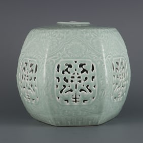 A six-sided porcelain stool made in the Qianlong period of the Qing Dynasty with bean celadon carved