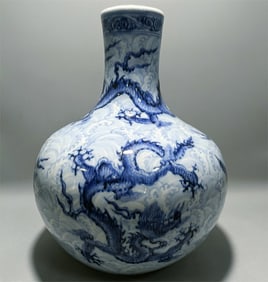 A blue and white dragon pattern seawater pattern celestial ball bottle from the Yongle period of the
