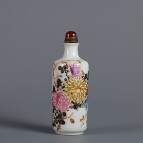 A pastel chrysanthemum pattern snuff bottle made in the Qianlong period of the Qing Dynasty