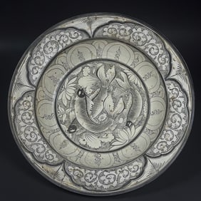 A large pot of white glazed black flowers in a porcelain kiln in the Ming Dynasty