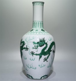 A green color Sanlong seawater cloud pattern gall bottle of the Qing Dynasty Tongzhi style