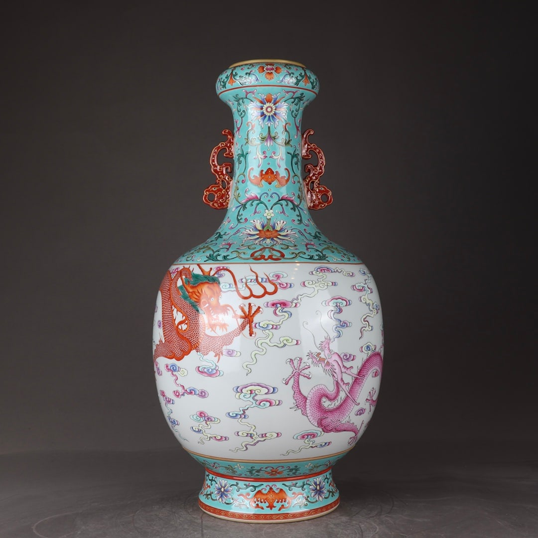 A green pastel auspicious cloud dragon pattern amphora made in the Qianlong period of the Qing: Qing Dynasty Qianlong year green pastel auspicious cloud dragon pattern amphora Size:H:56cm Belly D:28.5cm (The Dimensions Of All Batches Are Manually Measured.If You Need More Detailed Information, P