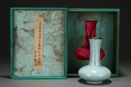 A long bottle of the Ru kiln in the Song Dynasty