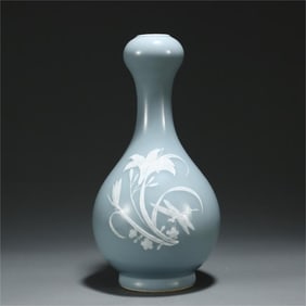 A Qing Dynasty azure glaze white flower garlic bottle