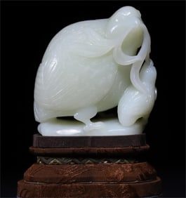 A beautiful Hetian jade ornament that lives and works in peace and contentment