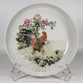 A small plate of a small family portrait made in enamel color made in the Qing Dynasty
