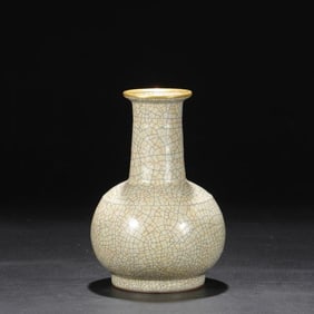 A beige-glazed golden mouth court imperial string pattern bottle of the Song Dynasty Ge kiln