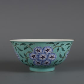 A green enamel floral pattern palace bowl made in the Yongzheng era of the Qing Dynasty