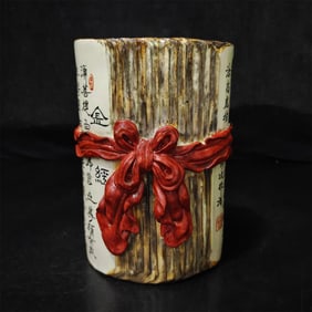 A carved pen holder made in the Qianlong period of the Qing Dynasty