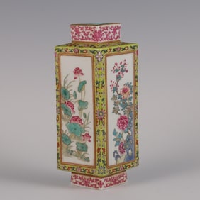 A triangular hanging bottle with a yellow pastel window made in the Qing Dynasty Jiaqing year