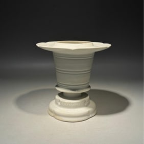 A white-glazed flower mouth furnace of the Song Dynasty Ding kiln