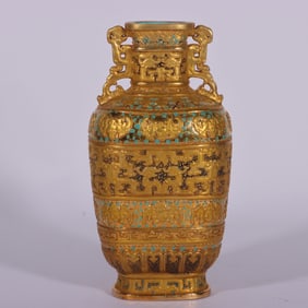 A bronze colored foreign gold carved red dragon ear vase of Qing Dynasty Qianlong